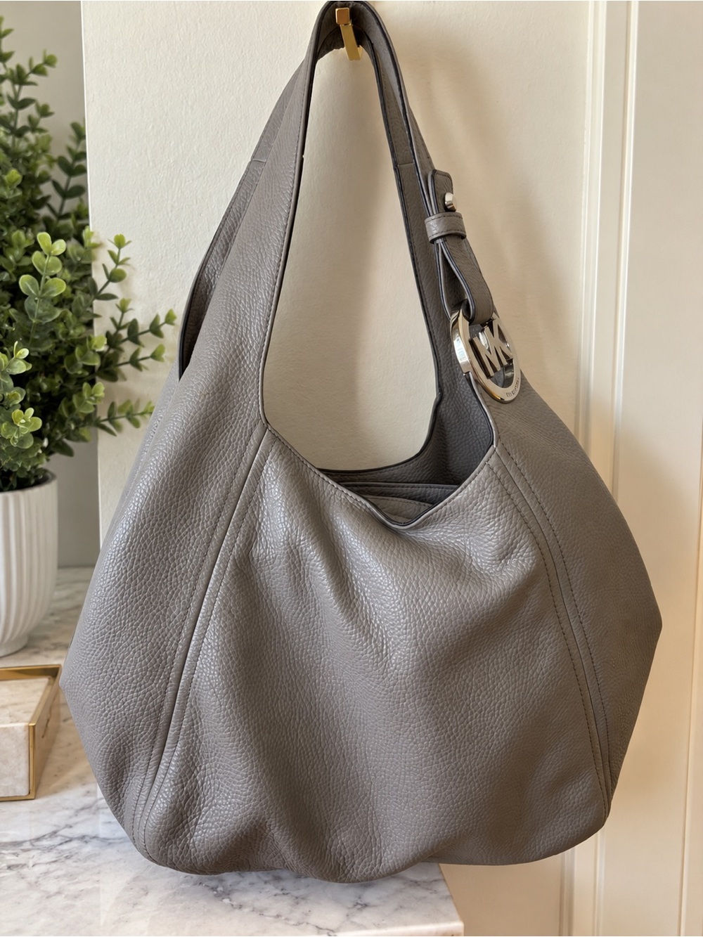 Excellent pre-owned Michael Kors handbag. Comes with free-gift 🎁🎁